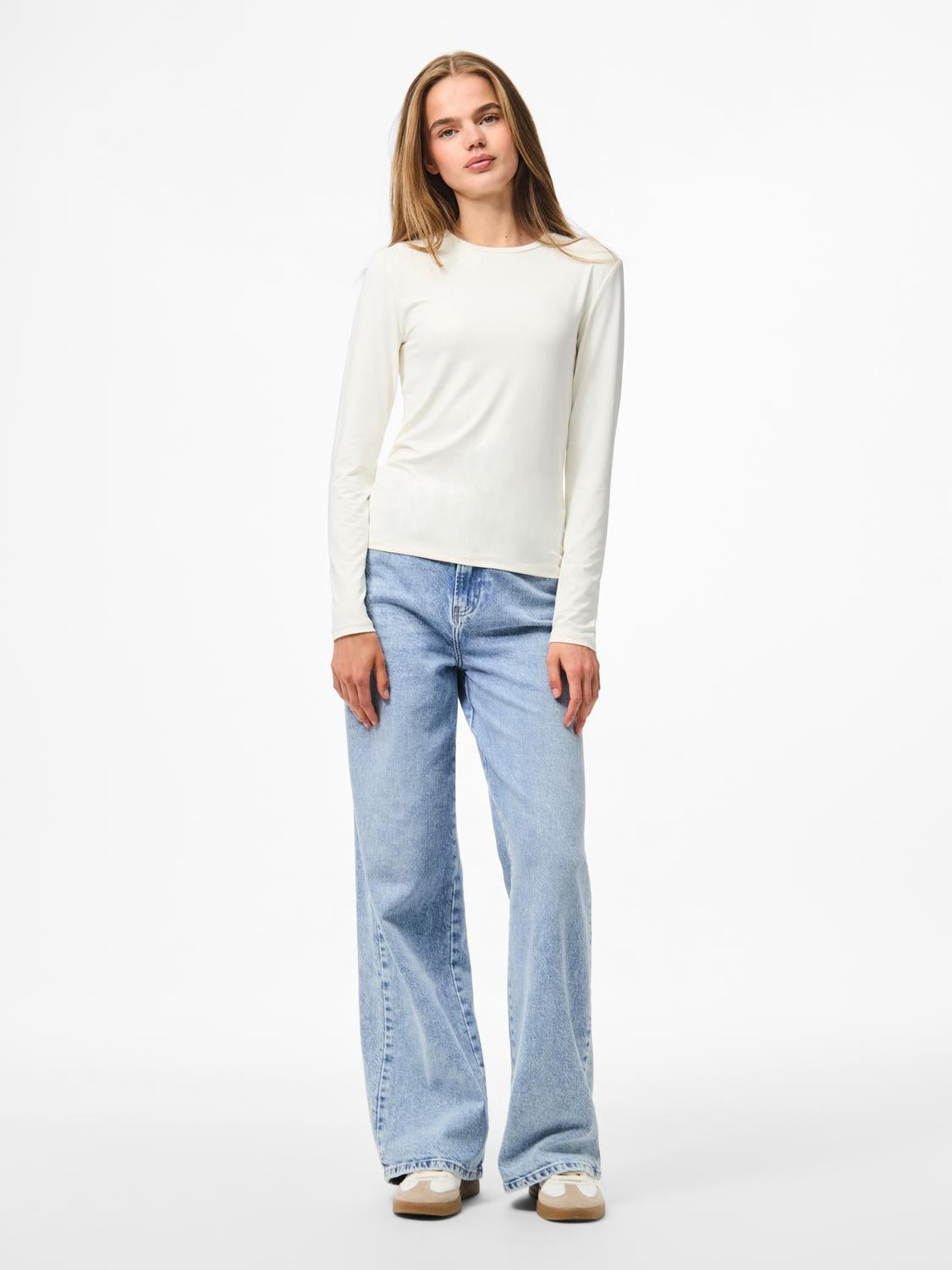 model_shot-front_full